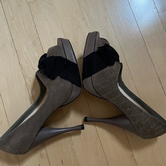 Adrienne Vittadini Collection Peep Toe Bow Leather Platform Pumps in Taupe 7.5 - Picture 15 of 16